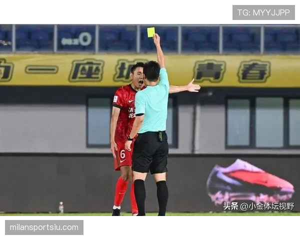 被换下球员场边抗议，裁判能给红牌吗？