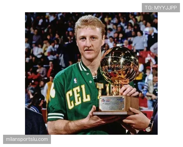 无球跑位拉扯魔术师防线，伯德三夺MVP确立核心